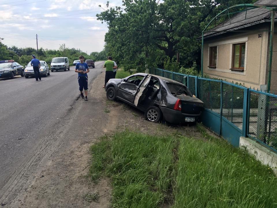 У Виноградові в ДТП постраждала жінка, що стояла біля огорожі подвір'я