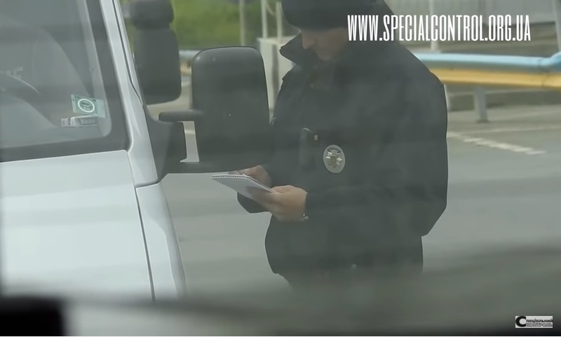 На Закарпатті патрульні поліцейські незаконно зупиняють і переписують дані бусів, що їдуть з ЄС