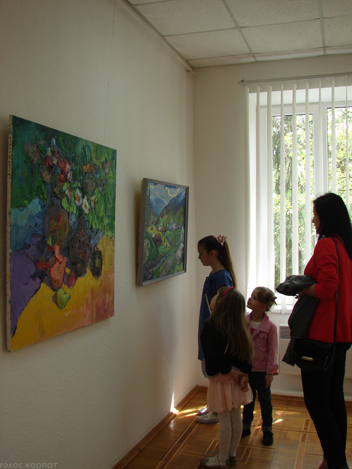 У Хусті до Дня матері відкрилася виставка робіт 27 художників (ФОТО)