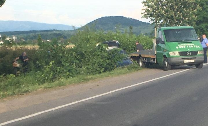 Неподалік від Мукачева Audi Q7 зiткнулася зі Skoda Fabia і вилетіла в кювет (ФОТО)