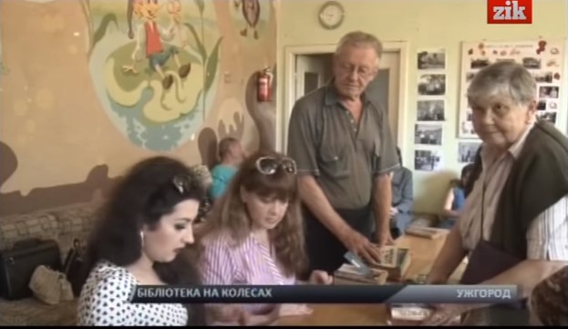 В Ужгороді організували виїзну бібліотеку для літніх людей (ВІДЕО)