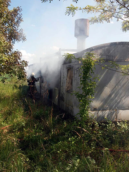 На Берегівщині внаслідок загорання сухостою пошкоджено контейнер з речами в ньому (ФОТО)