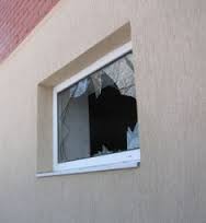 У Мукачеві чоловік намагався потрапити до чужого будинку, вибивши вікно цеглиною