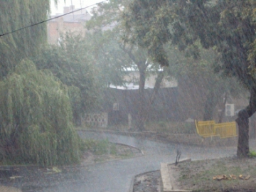 Через очікувані зливи з градом на Закарпатті оголосили штормове попередження