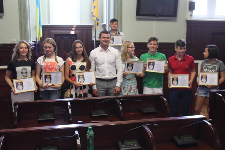 Восьмеро мукачівських учнів отримали сертифікати про проходження стажування в міськраді (ФОТО)