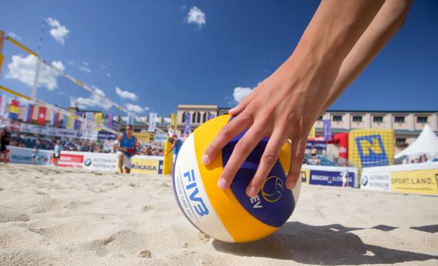 В Ужгороді влаштовують відкритий турнір з пляжного волейболу серед чоловічих команд
