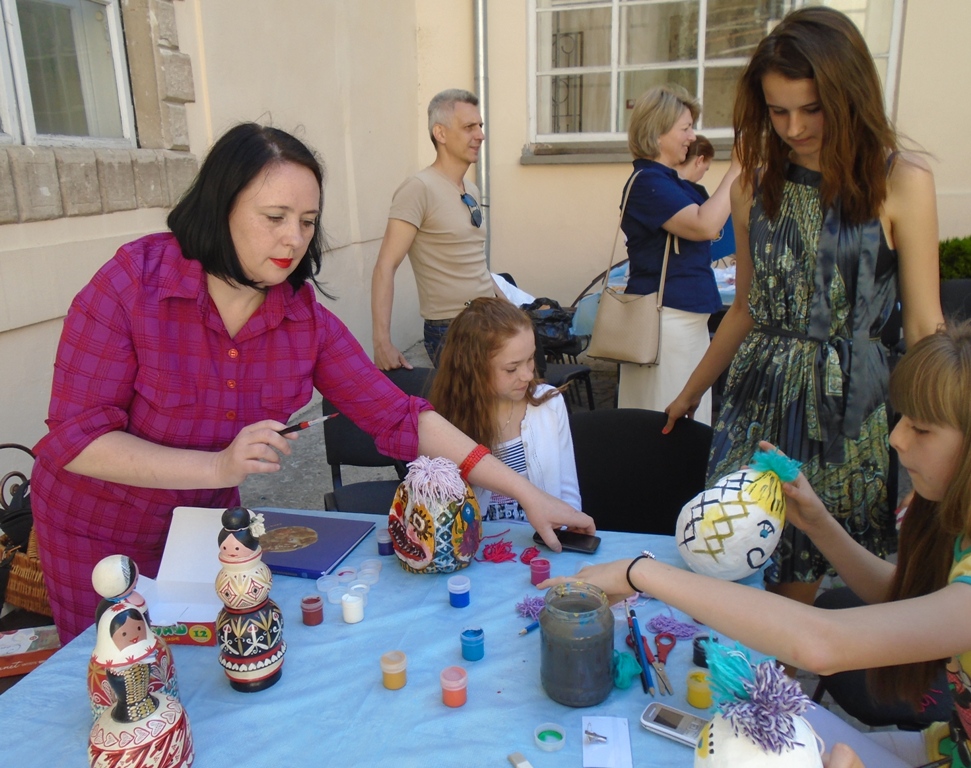 Вихованці дитбудинків виготовляли іграшки в Ужгородському замку 