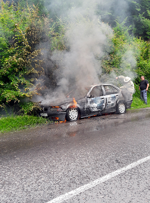 На Рахівщині пожежа знищила салон та двигун BMW (ФОТО)