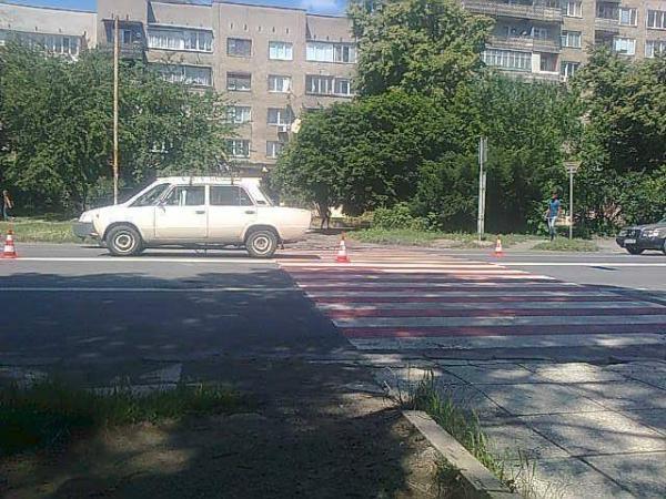 В Ужгороді на "зебрі" водій ВАЗу наїхав на двох пішоходів, чоловіка і жінку транспортували до лікарні