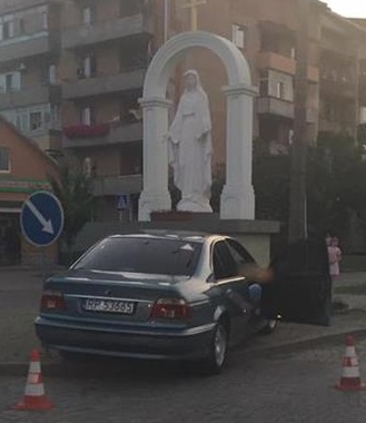 У Мукачеві BMW з неадекватним водієм врізалася скульптуру Божої Матері (ФОТО)