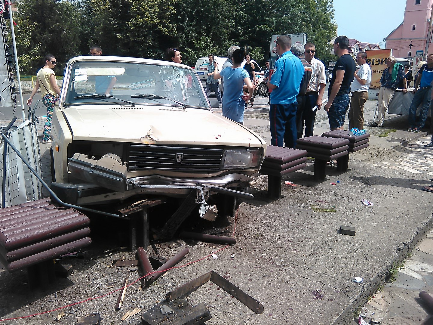 У центрі Іршави літній водій на ВАЗі виїхав на тротуар, зламавши огорожу й дерево. Чоловіка шпиталізовано (ФОТО)