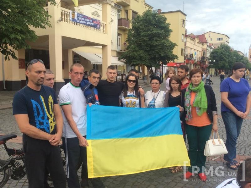У центрі Мукачева вшанували полеглих у війні на Донбасі українських воїнів (ФОТО)