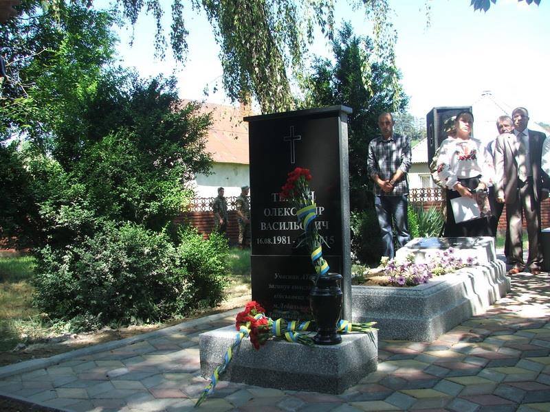 У Чинадієві на Мукачівщині відкрили меморіальний знак Олександру Тербану, що поліг у російсько-українській війні (ФОТО)