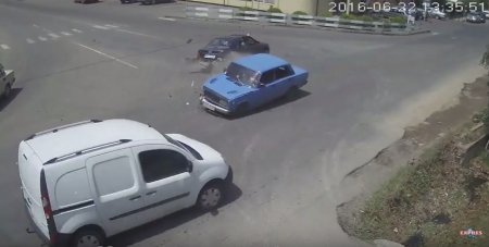 У Виноградові біля супермаркету "Гранд" зіткнулися два авто (ВІДЕО)
