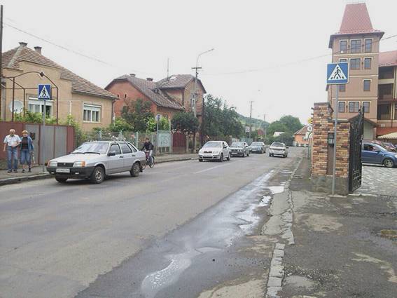 Після наїзду на 11-річну дівчинку в Мукачеві кермувальниця ВАЗу самостійно відвезла її до лікарні
