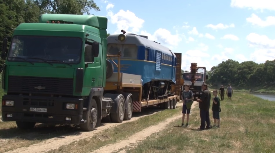 Оновлений локомотив для вузькоколійки уже прибув в Ужгород (ВІДЕО)