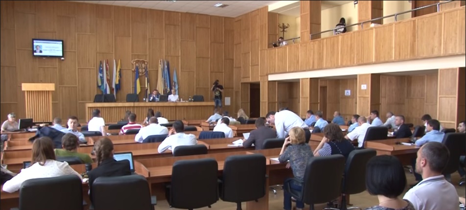 На сьогоднішньому засіданні сесії Ужгородської міськради дебатували тему житла для переселенців і дотували житлові підприємства (ВІДЕО)