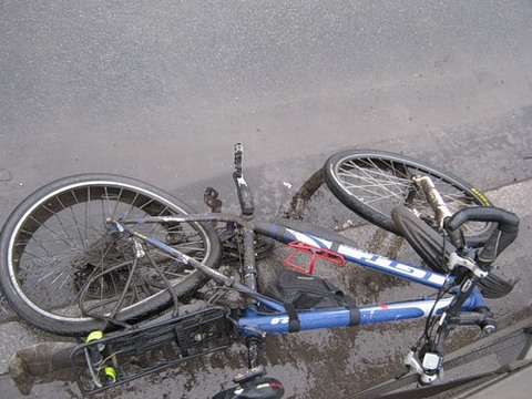 На Тячівщині, повертаючи на автозаправку, водій ВАЗу збив велосипедиста 