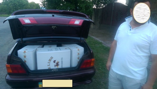 На Закарпатті за 400 м від кордону зупинили українця на авто, що віз 6 ящиків сигарет (ФОТО)