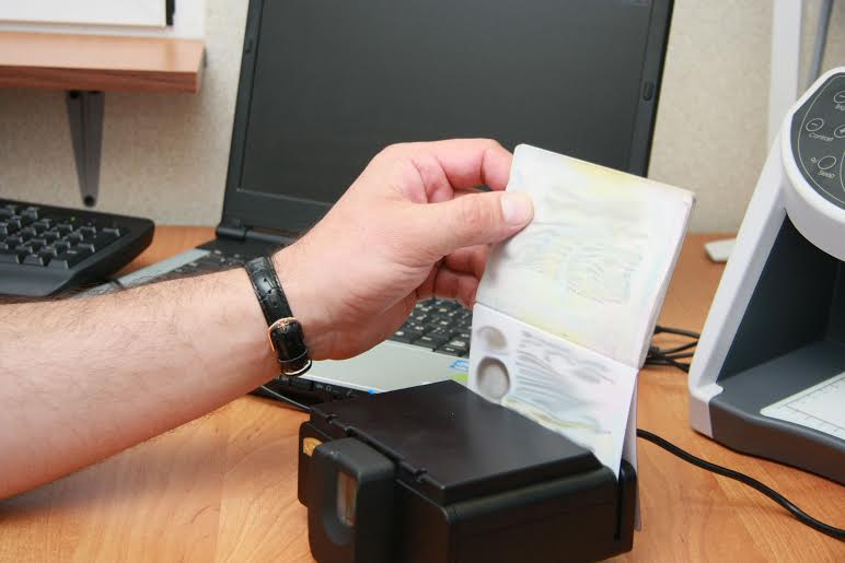 На митному посту "Тиса" затримали українку із "липовим" паспортом