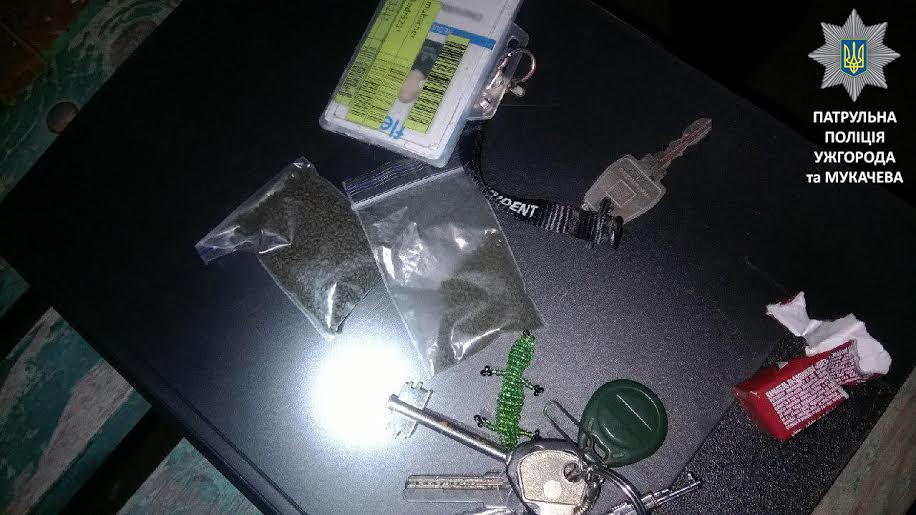 Вночі у Мукачеві затримали чоловіка із двома пакетами наркотиків (ФОТО)