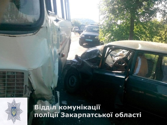 На Мукачівщині внаслідок зіткнення автобуса із легковиком травмовано 5 осіб (ФОТО)