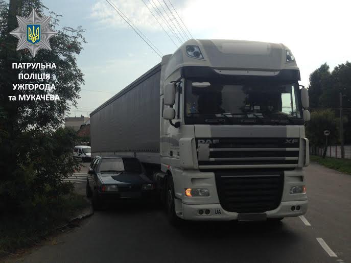 У Мукачеві водій вантажівки порушив ПДР, внаслідок чого зіштовхнувся з ВАЗом (ФОТО)