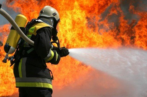 Минулої доби на Закарпатті вогонь понищив офісне приміщення, навіс із сіном та надвірну споруду