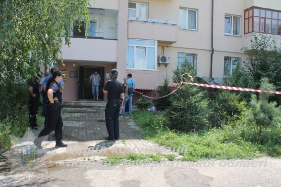 За фактом суїциду чоловіка, що його винесло вибухом з вікна в Ужгороді, порушено справу за доведення до самогубства (ФОТО, ВІДЕО)