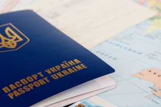 На Закарпатті при виїзді за кордон у паспорті закарпатця прикордонник знайшов "забуті" 50 грн 