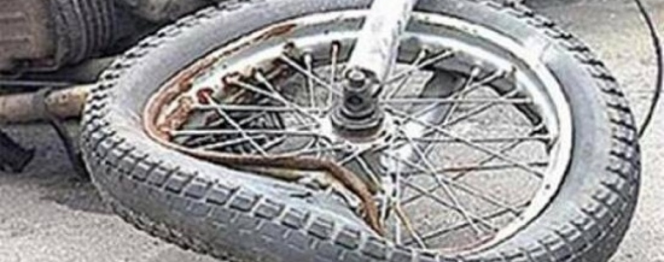На Рахівщині невідомий водій на авто збив мотоцикліста і втік