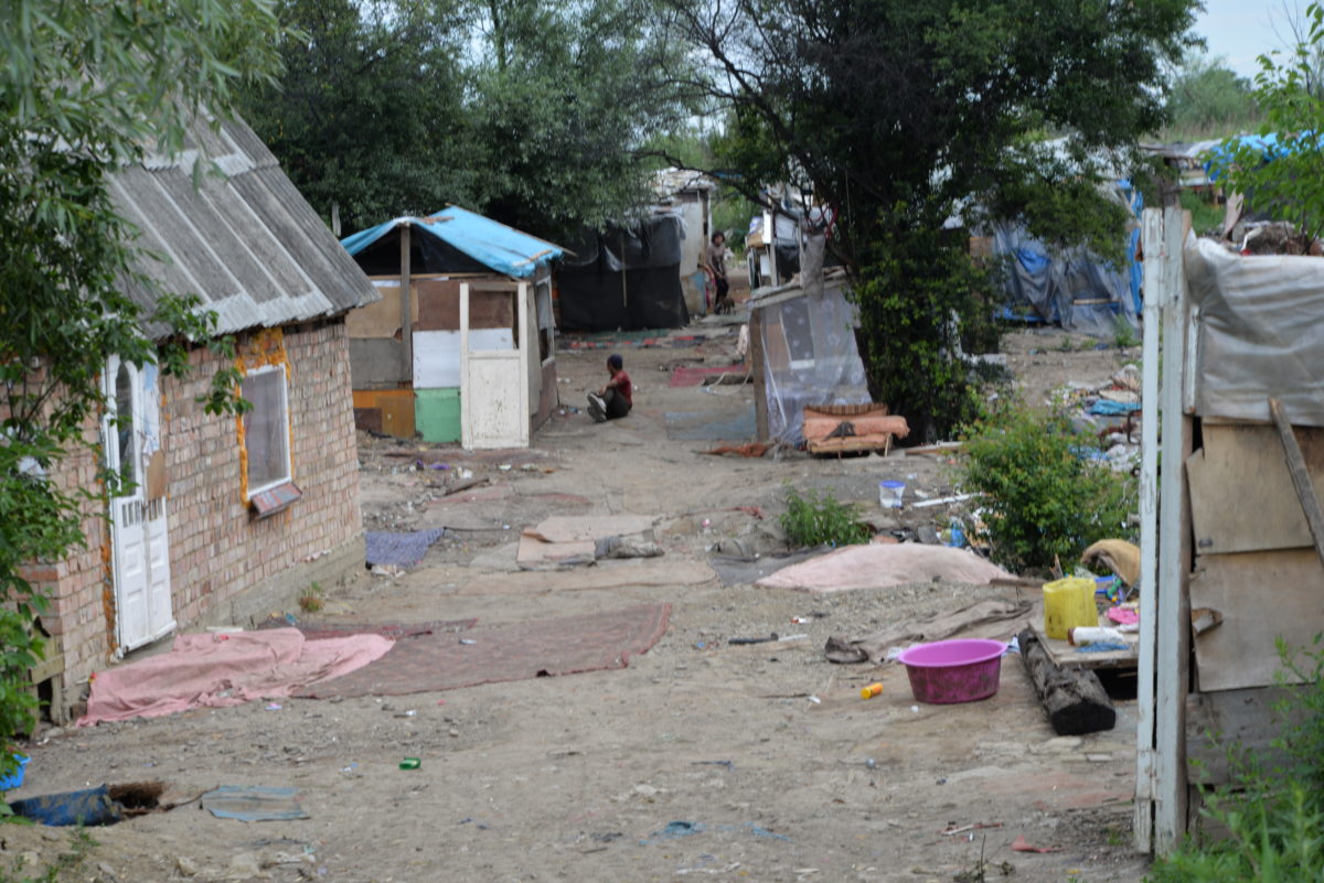 Цигани з Закарпаття "побудували" табір на сміттєзвалищі Коломиї (ФОТО)