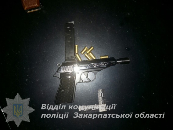 У Мукачеві під сидінням ВАЗу виявили два пістолети з набоями (ФОТО) 