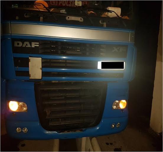 На Закарпатті затримали водія вантажівки "ДАФ" за спробу перевезення понад 7 тис пачок сигарет до Румунії (ФОТО)
