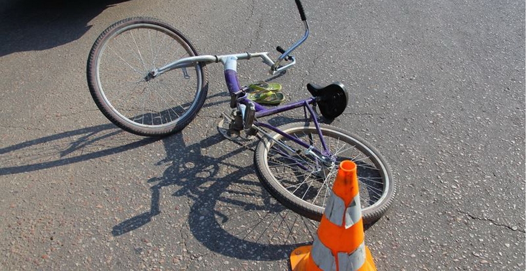 В Ужгороді на велосипедиста, що впав посеред вулиці, перетнувши суцільну смугу, наклали штраф