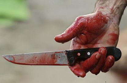 У Мукачеві господар квартири вдарив товариша по чарці ножем у груди