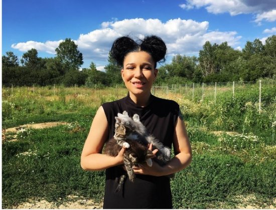 Російська співачка Йолка прорекламувала притулок для бездомних тварин в рідному Ужгороді (ФОТО)