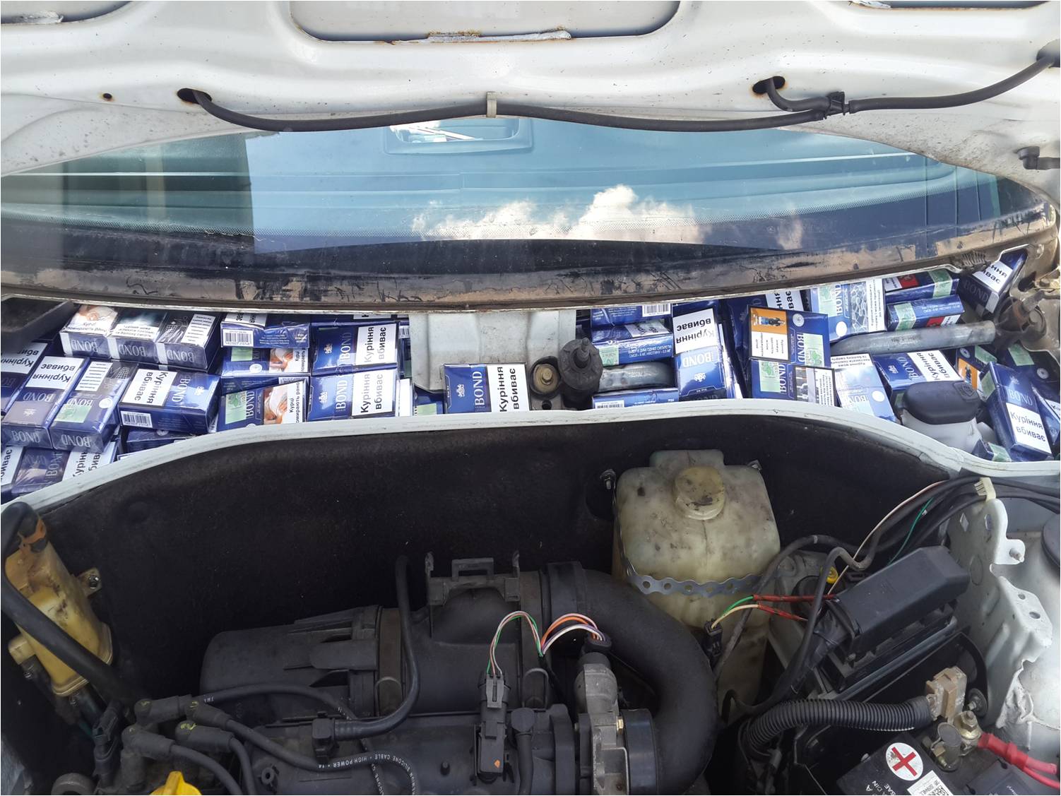 На Закарпатті зі сховків в "угорському" "Рено" на кордоні витягли 1 тис пачок сигарет (ФОТО) 