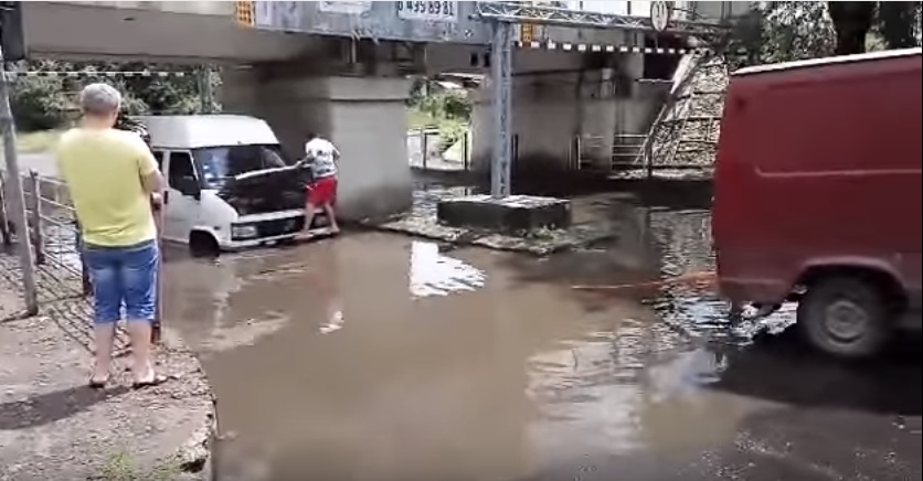 В Ужгороді після зливи під залізничним мостом традиційно "тонув" транспорт (ВІДЕО)
