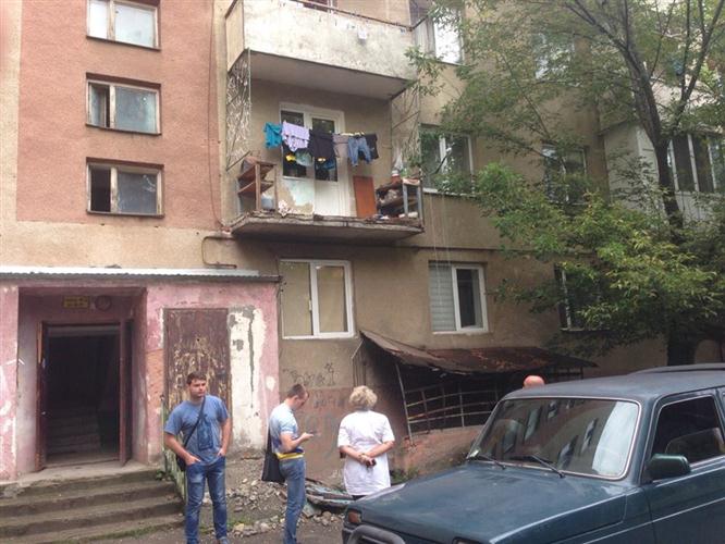 ФОТОФАКТ. В Ужгороді чоловік випав з аварійного балкону