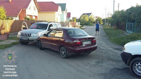 П'яний водій ЗАЗ Sens, тікаючи від патрульних в Ужгороді, врізався на перехресті у джип (ФОТО) 