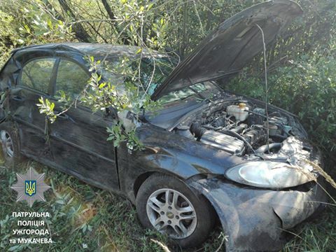 На Закарпатті жінка-водій не впоралася з керуванням та на швидкості з'їхала в кювет (ФОТО)