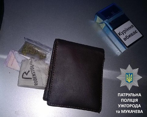 У неповнолітнього водія у Мукачеві виявили пакетик із наркотичними речовинами