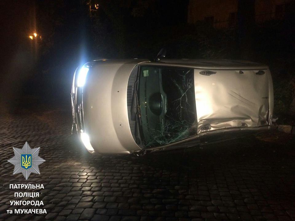 В Ужгороді п'яний лейтенант-прикордонник, тікаючи від полісменів, перекинувся на авто і полишив його пошкодженим (ФОТО)