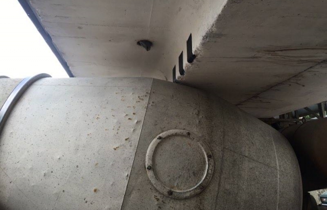 В Ужгороді під залізничним мостом застряг автомобіль-бетонозмішувач (ФОТО)