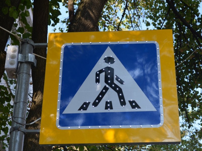 На вулицях Ужгорода, де найчастіше трапляються автоаварії, встановлюють світлодіодні дорожні знаки
