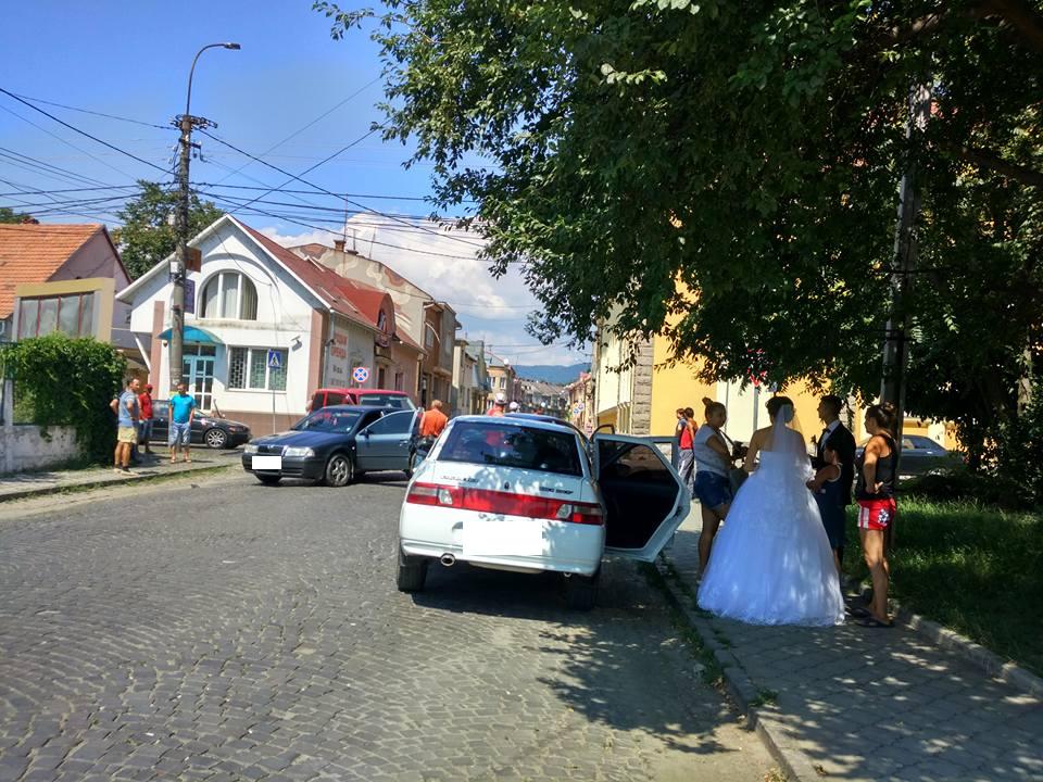 У Мукачеві "потрійно" зіткнулися три авта з весільного кортежу (ФОТО)