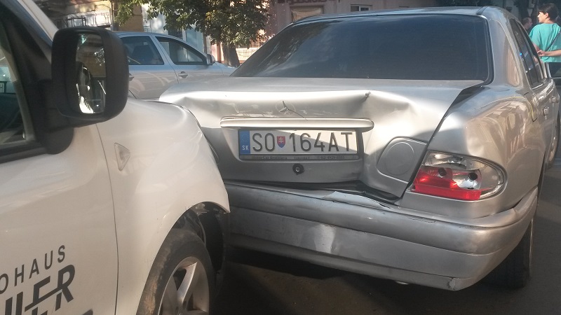 В Ужгороді в потрійній ДТП зіткнулися VW, Mercedes і Renault (ФОТО)