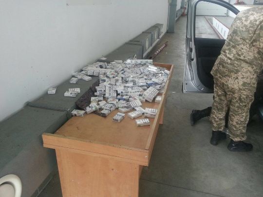 1 тис євро хабара не допомогли українцю провезти у подвійному дні через Закарпаття 80 блоків сигарет (ФОТО)