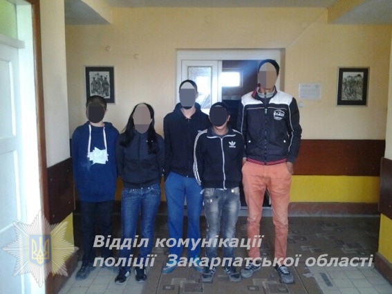6 циганів, половина з яких неповнолітні, в центрі Ужгорода відібрали у швейцарця барсетку з грішми та документами 